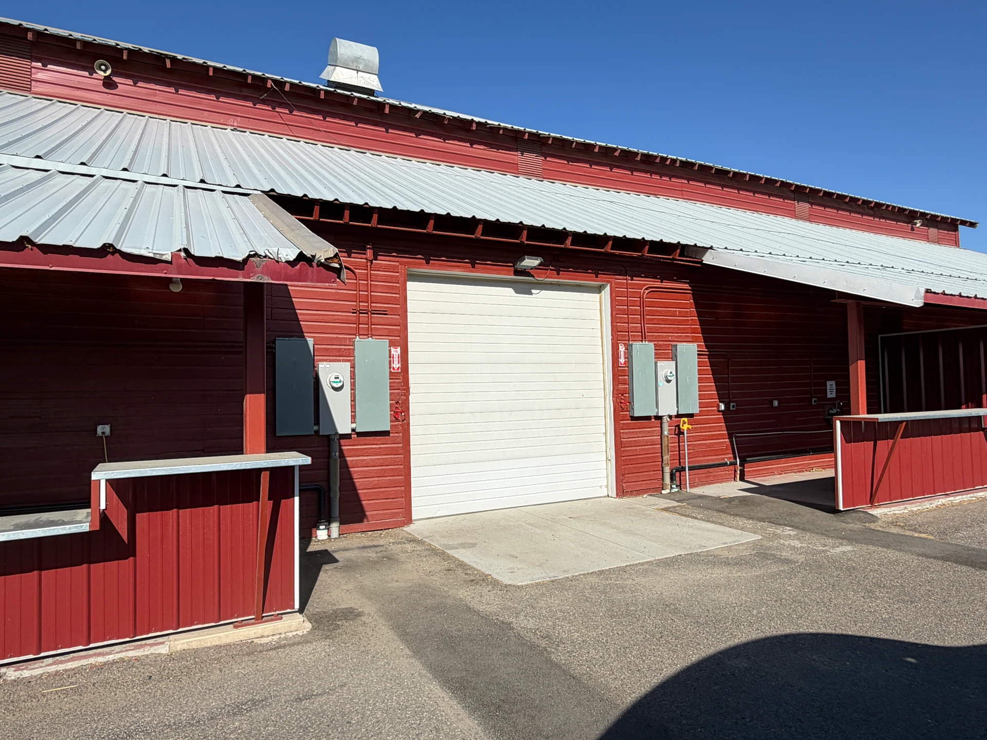Commercial building exterior electrical service panels and conduit in Ontario, OR by Campbell Electric